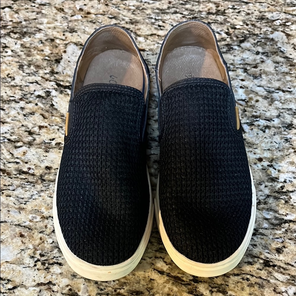 OluKai black slip-ons